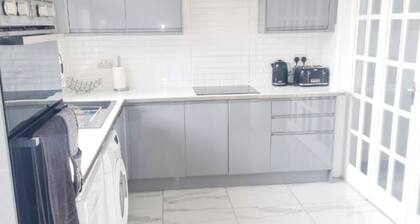 4 Bedroom House LONDON