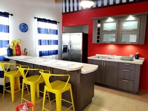 Cafeteira/chaleira, geladeira, micro-ondas, cooktop