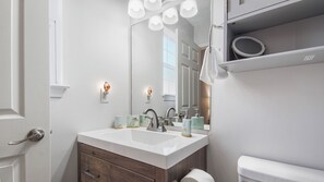 Regadera, secadora de cabello, toallas, jabón