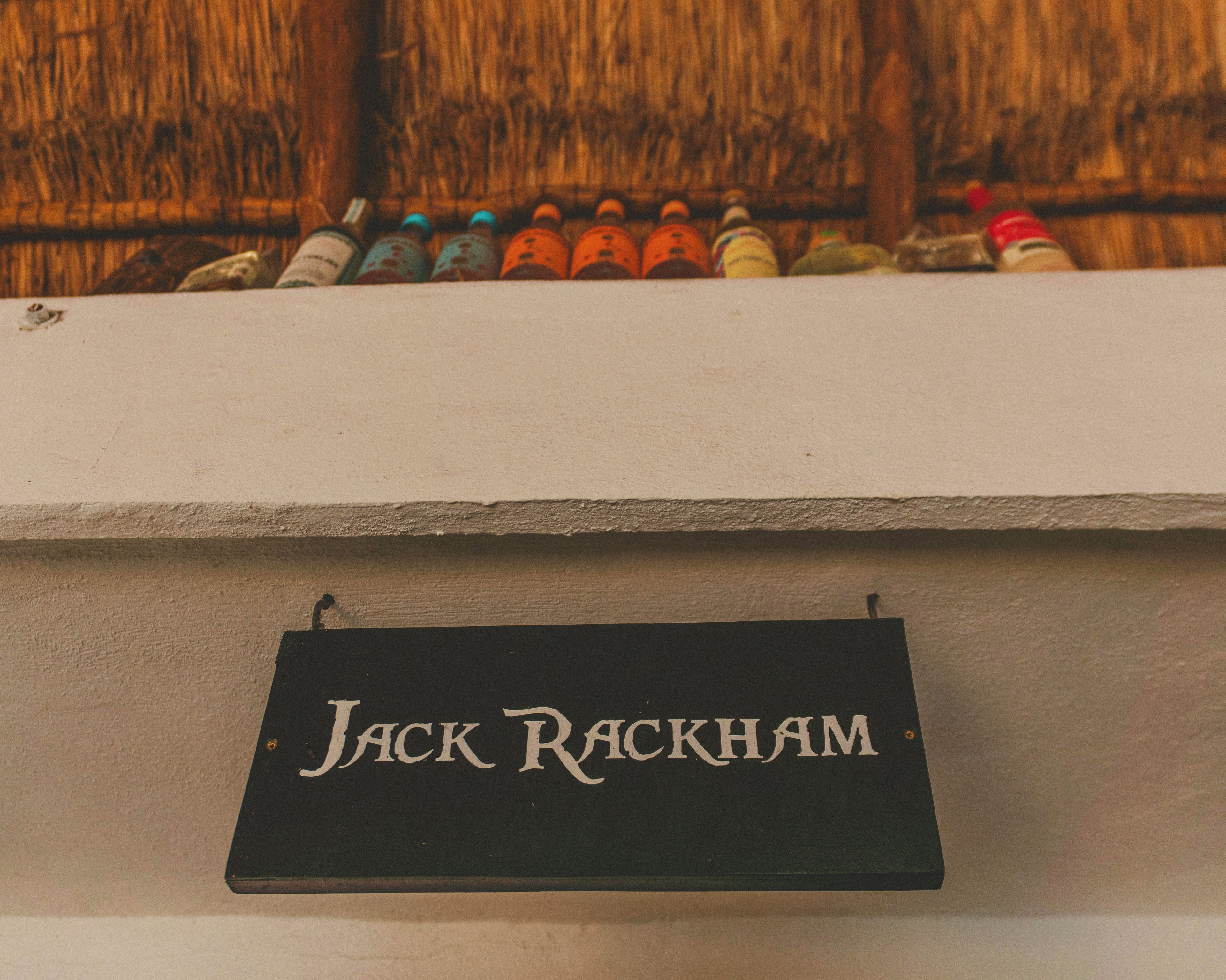 Un letrero con el nombre 'Jack Rackham' colgado en un edificio.