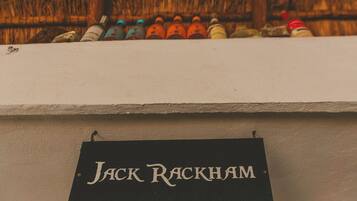 Un letrero con el nombre 'Jack Rackham' colgado en un edificio.