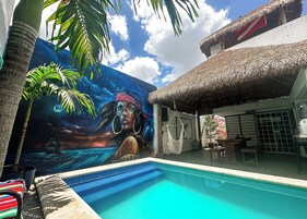 Una piscina al aire libre