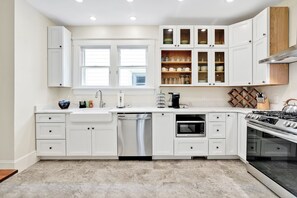 Fridge, microwave, oven, stovetop - Going to Carolina! Historic Downtown Wilmington (Wilmington)