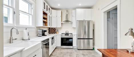 Réfrigérateur, four à micro-ondes, un four, surface de cuisson