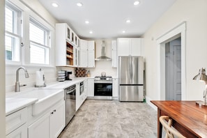 Een koelkast, een microgolfoven, een oven, een kookplaat