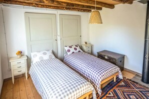3 habitaciones, escritorio, tabla de planchar con plancha y wifi 