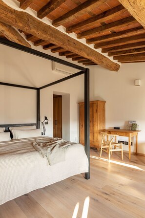 5 habitaciones, tabla de planchar con plancha y cuna de viaje 