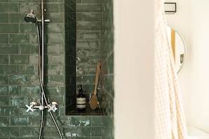 Dusche, Haartrockner, Bidet