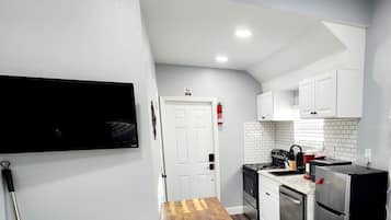 冷蔵庫、電子レンジ、オーブン、コンロ