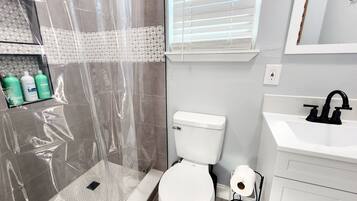 シャワー、ヘアドライヤー、タオル、石鹸