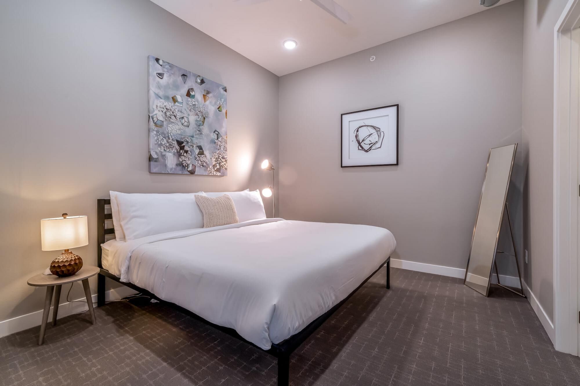Des Moines | Beautiful 2BD/2BA Downtown Apartment