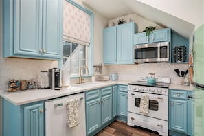 Fridge, microwave, oven, stovetop - "The Southern Pearl" - Cute 1bd/1ba in Park Circle (North Charleston)