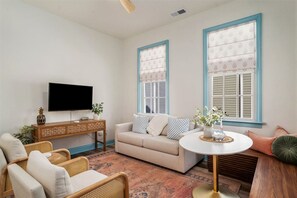 TV - "The Southern Pearl" - Cute 1bd/1ba in Park Circle (North Charleston)