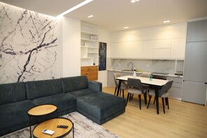 Interior - L&M Homes in Korca City, Modern Cozy Apartment near Center with view. (Korçë)