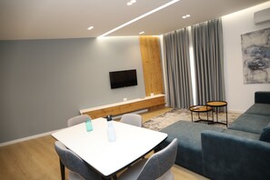 TV - L&M Homes in Korca City, Modern Cozy Apartment near Center with view. (Korçë)