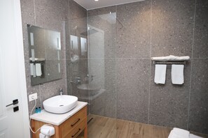 Shower, hair dryer, bidet, towels - L&M Homes in Korca City, Modern Cozy Apartment near Center with view. (Korçë)