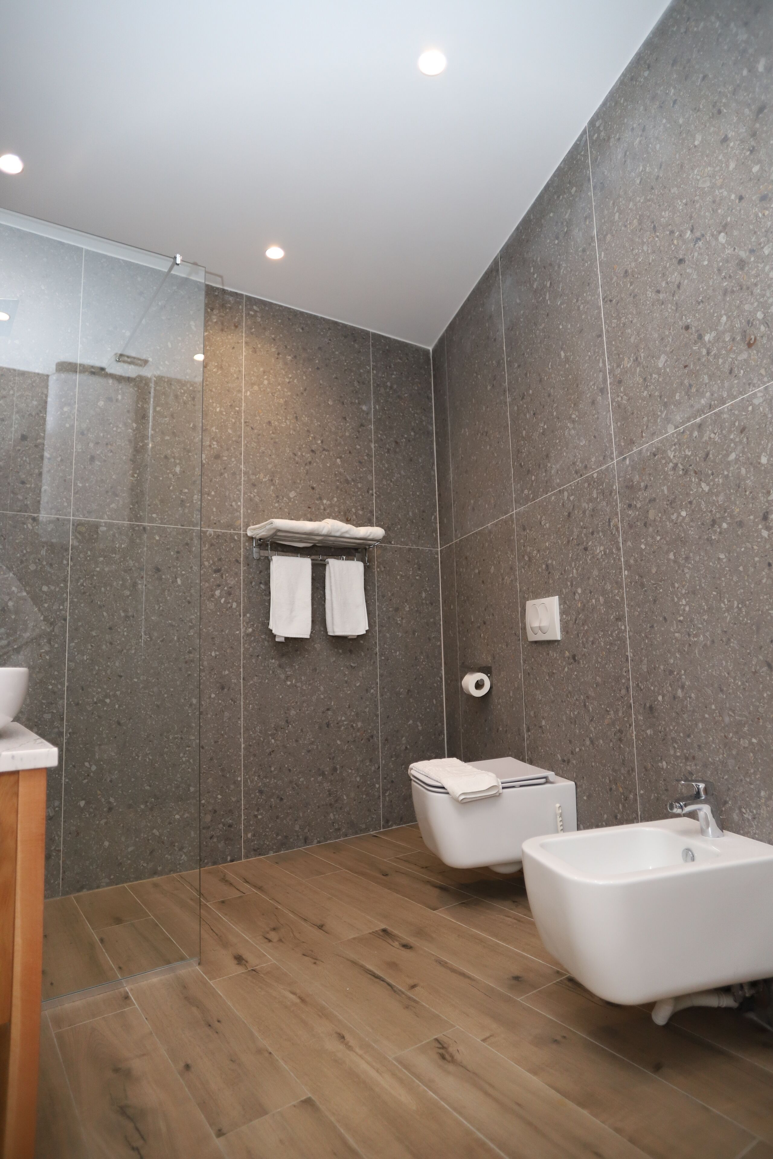 シャワー、ヘアドライヤー、ビデ、タオル