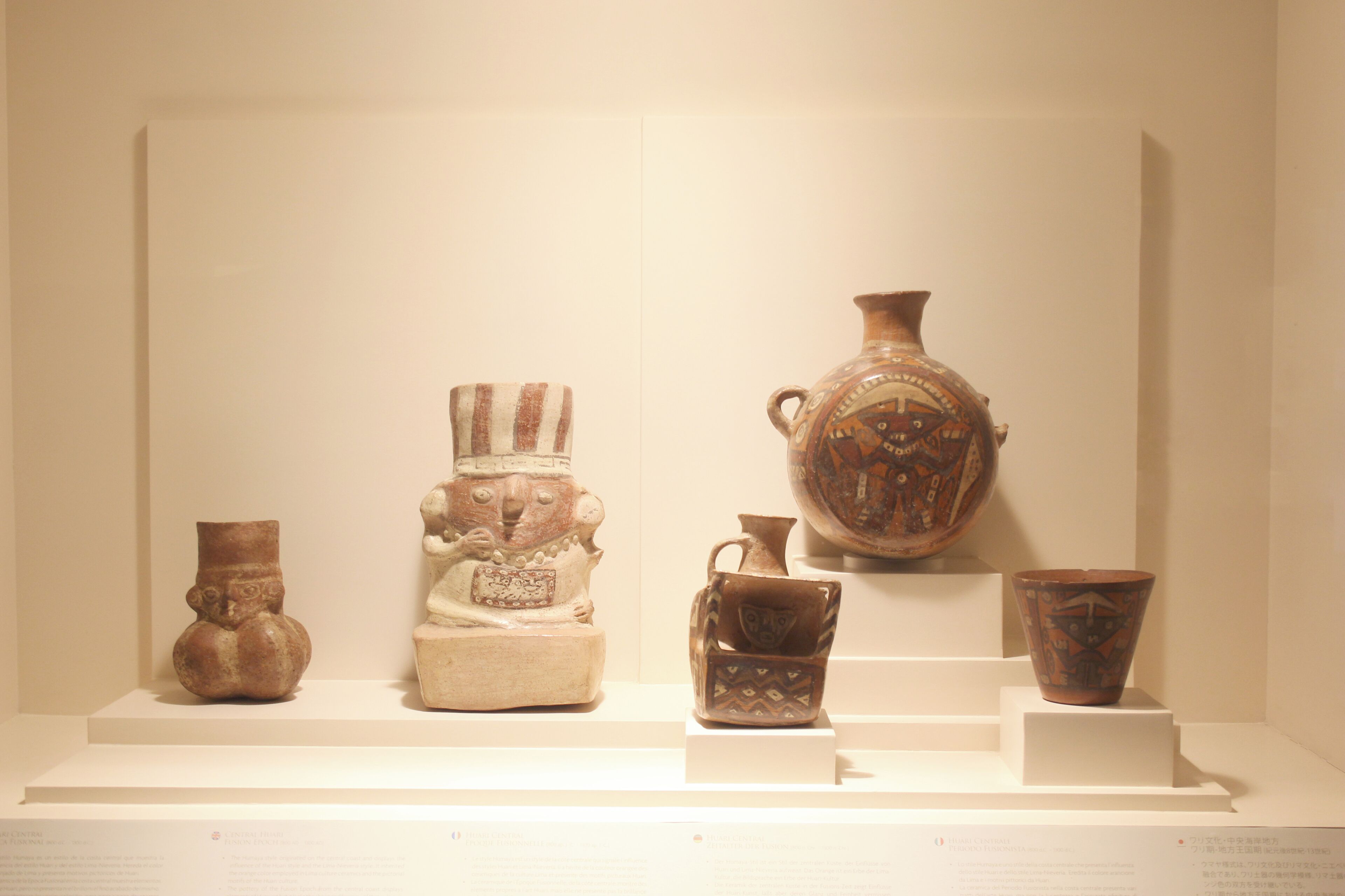 Una exposición de cerámica antigua con diversas formas y diseños.
