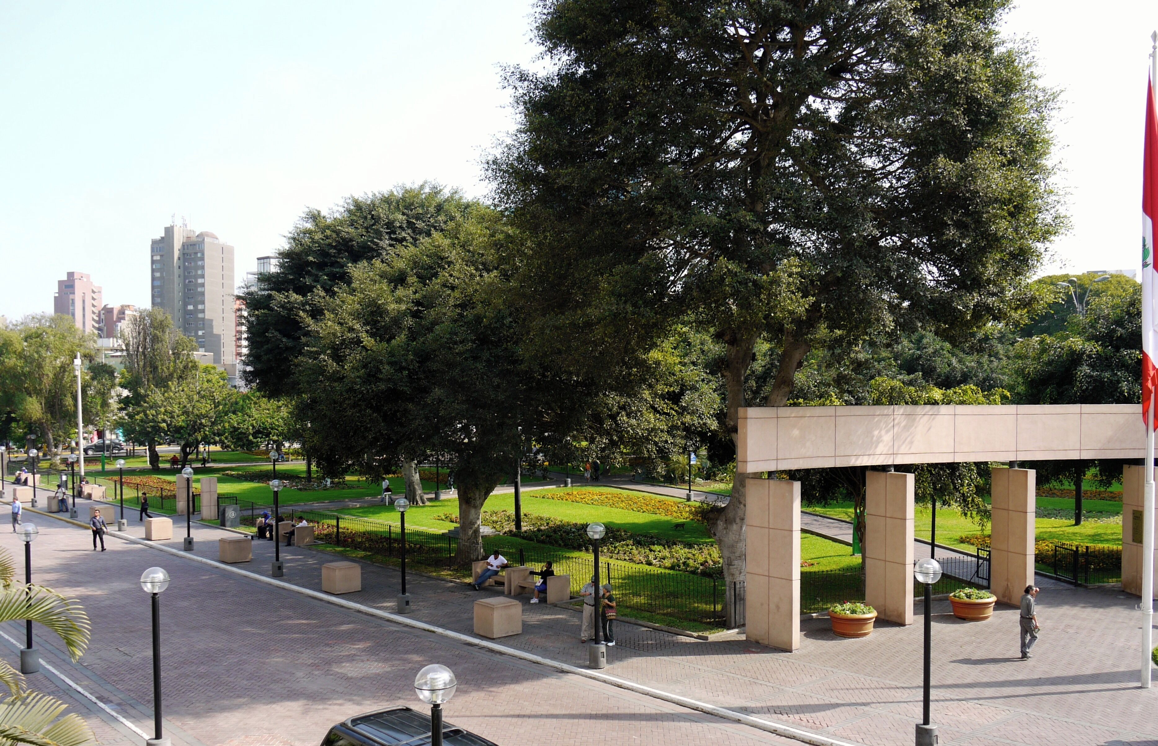 Un parc amb camins, bancs i un pabelló.