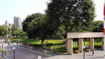 Un parc amb camins, bancs i un pabelló.