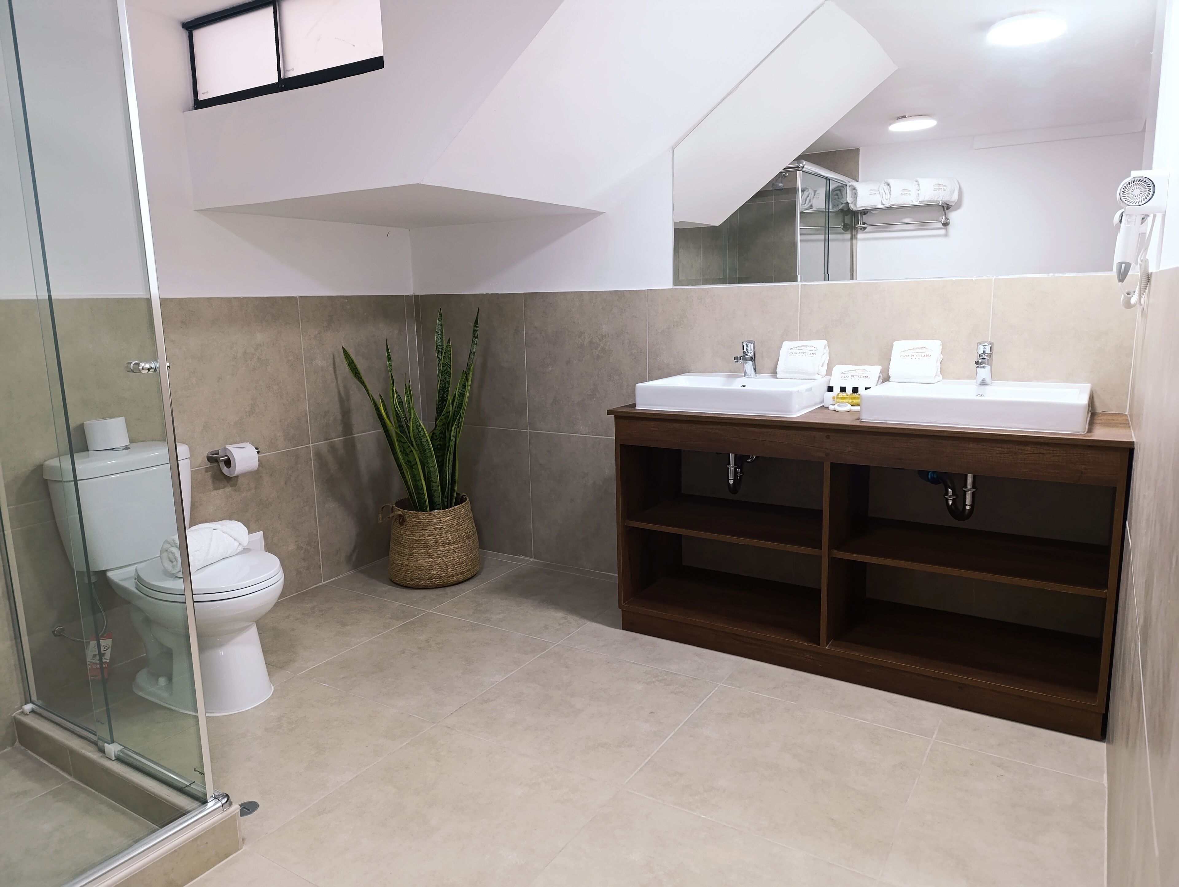 Executive Quadruple Room | Bathroom | Shower, rainfall showerhead, hair dryer, slippers