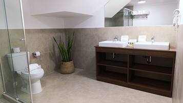 Executive Quadruple Room | Bathroom | Shower, rainfall showerhead, hair dryer, slippers