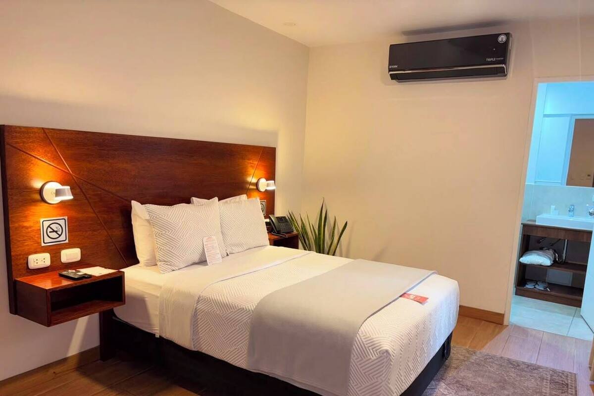 Standard Single Room | Minibar, in-room safe, desk, free WiFi
