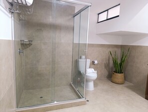 Executive Quadruple Room | Bathroom | Shower, rainfall showerhead, hair dryer, slippers