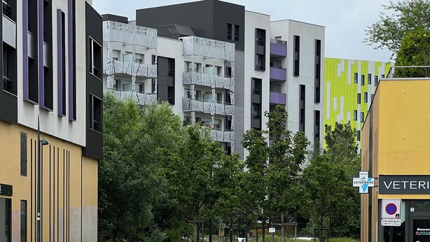 Een modern gebouw met een dierenartspraktijk op de begane grond.