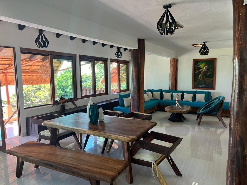 Caja de seguridad en la habitación y tabla de planchar con plancha 