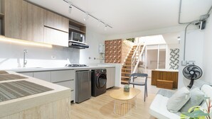 Apartament | Cuina privada | Frigorífic petit, microones, rentaplats i liquadora 