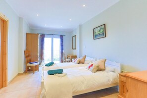 3 slaapkamers, een strijkplank/strijkijzer, reisbedje, gratis wifi