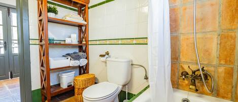 Een douche, een haardroger, handdoeken