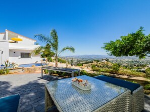 Outdoor dining - Cubo's Los Olivos View Rural House / air conditioning / free wifi / BBQ (Alhaurín el Grande)