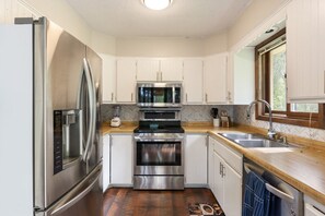 Kylskåp, mikrovågsugn, ugn och spishäll