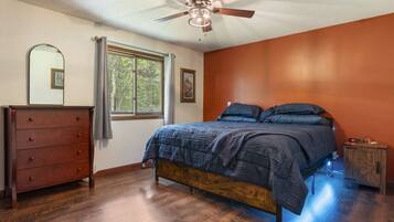 3 dormitorios, escritorio, tabla de planchar con plancha y cuna de viaje