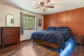 3 habitaciones, escritorio y tabla de planchar con plancha 