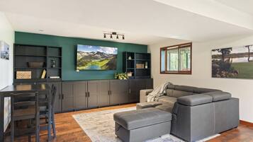 Smart TV, fireplace