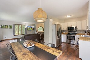 Kylskåp, mikrovågsugn, ugn och spishäll