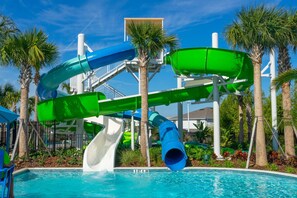 Un parc aquatique doté de plusieurs toboggans et d’une piscine.
