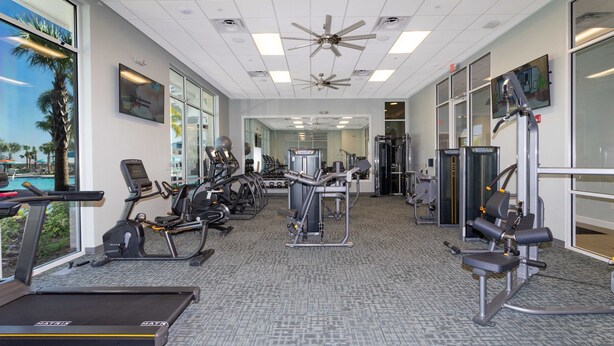 Ein Fitnessstudio mit Laufbändern, Crosstrainern und Gewichtstrainern.