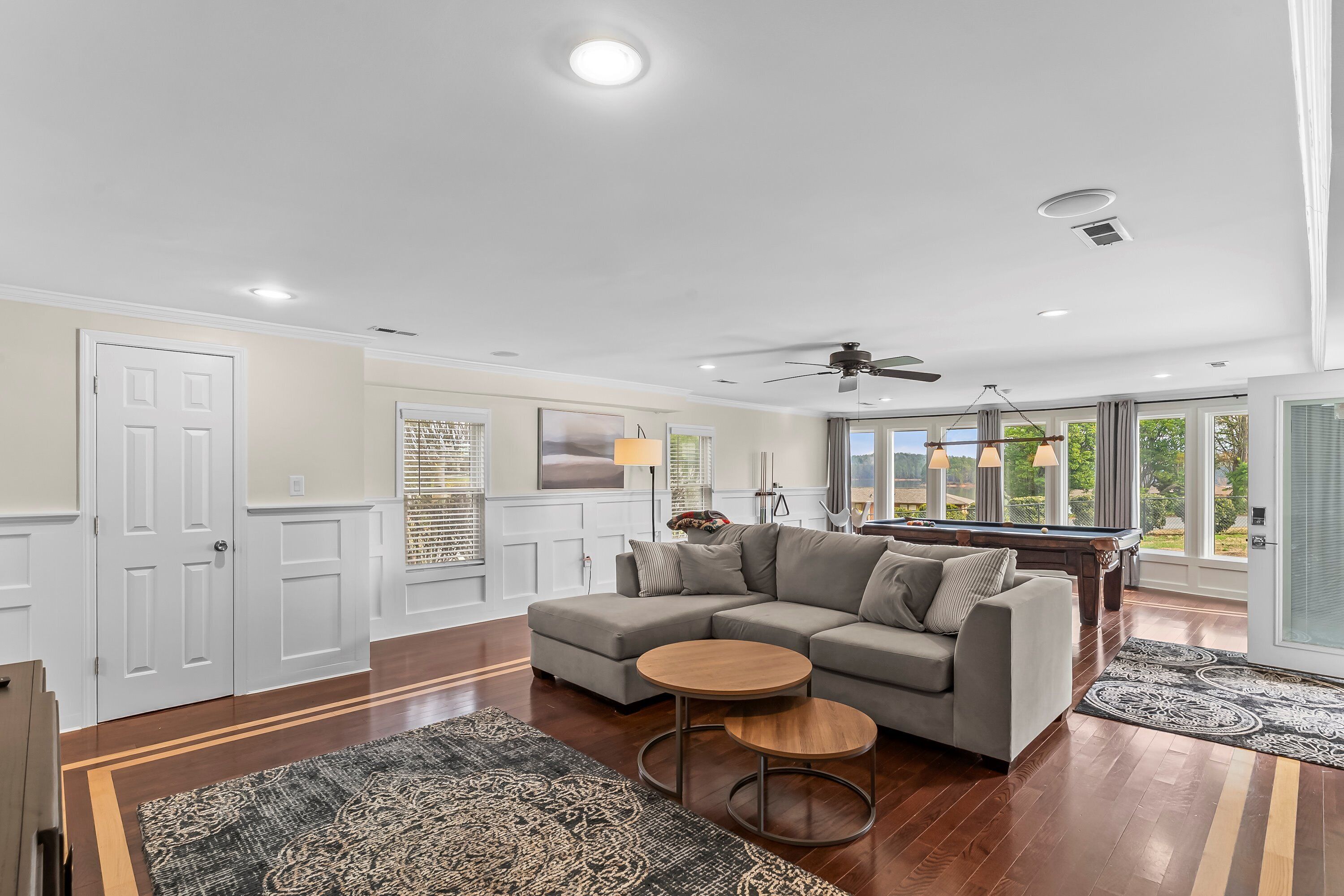 Spacious living area with Smart TV and pool table
