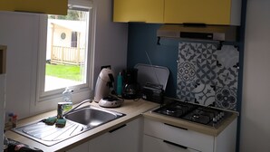 Coffee/tea maker, fridge, microwave, stovetop