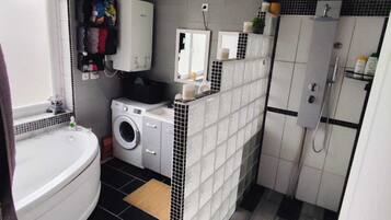 Een douche, een haardroger, handdoeken, zeep