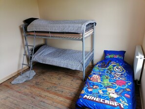 2 Schlafzimmer, Reisekinderbett, kostenloses WLAN, Bettwäsche