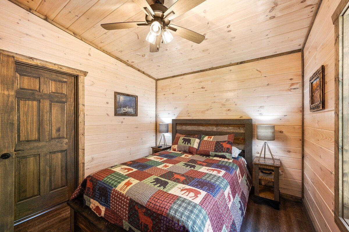 Photo 75 of Southern Hospitality is walking distance !! Pet Friendly, indoor pool, & BEARS!!