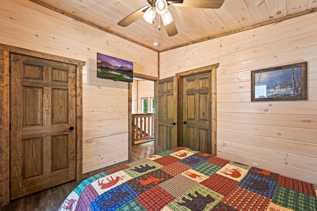 Photo 84 of Southern Hospitality is walking distance !! Pet Friendly, indoor pool, & BEARS!!