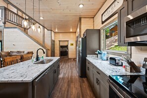 Réfrigérateur, four à micro-ondes, un four, surface de cuisson