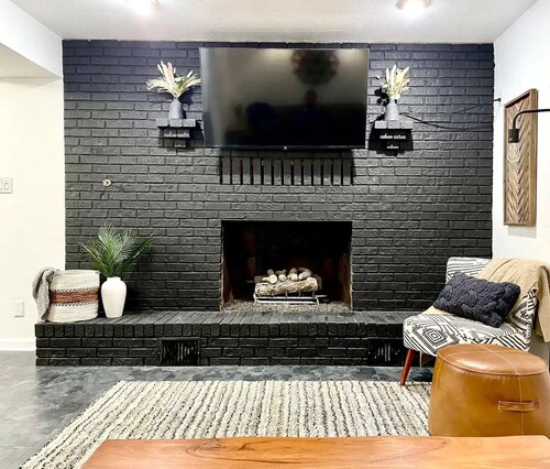 Modern Basement Suite w/ King bed and Fast wifi