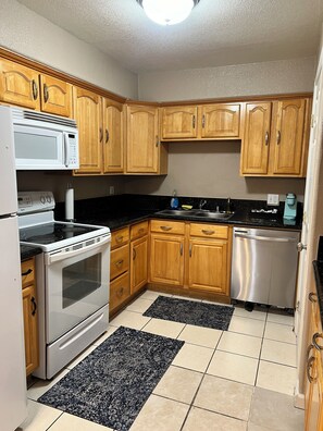 冷蔵庫、電子レンジ、オーブン、食器洗い機